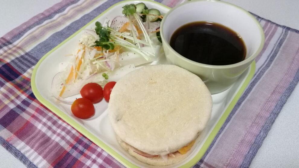 シャキシャキ長いものサラダとチーズバーグマフィン🥗🥪