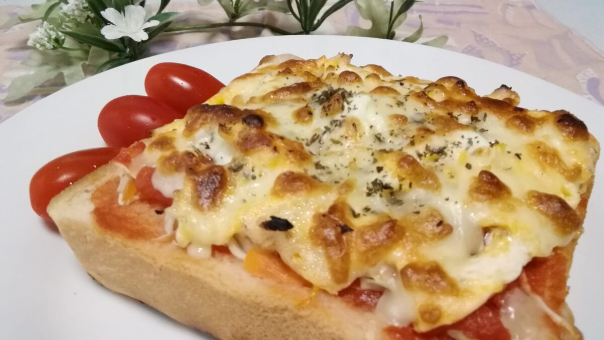 トマたまチーズのオープンサンド