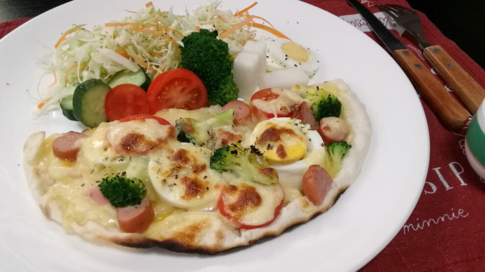 ブロッコリーとトマトのサラダピザ🍕🍅