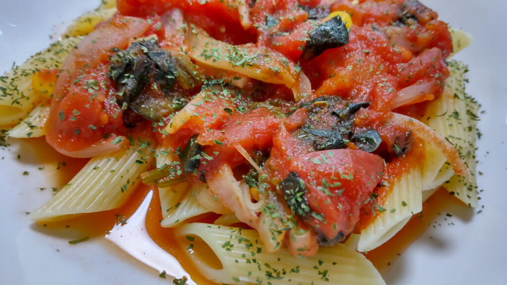 ほうれん草と新たまねぎのトマトパスタ
