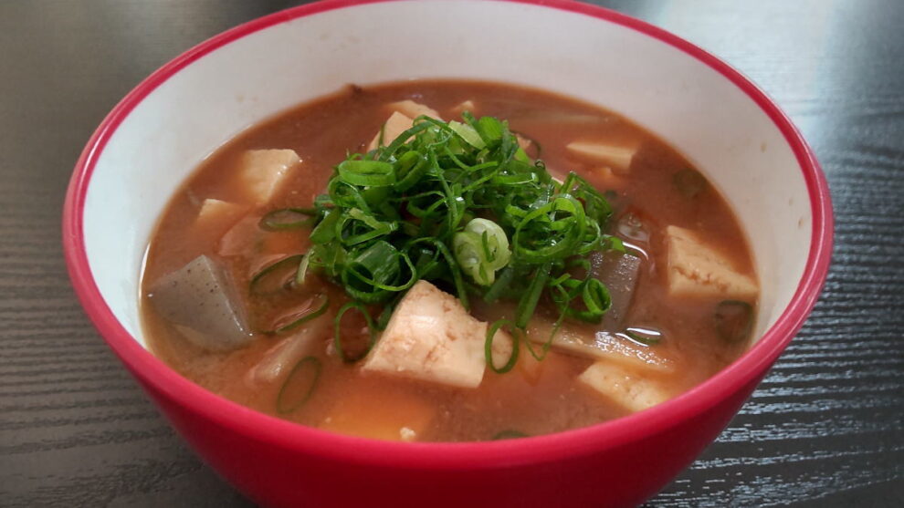こんにゃくとお豆腐のお味噌汁🍲
