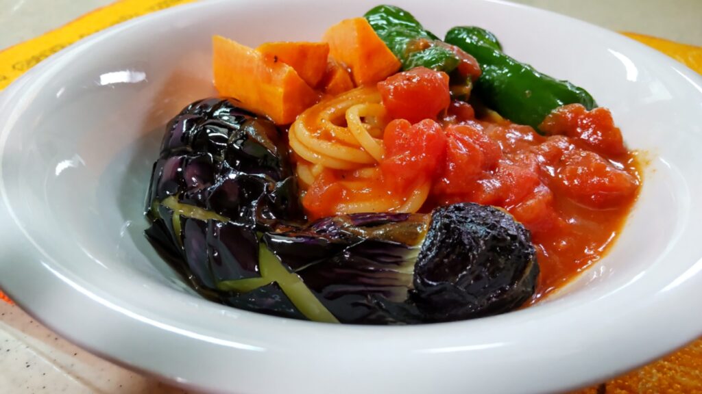 茄子とトマトでちょっとピリ辛カレースパ🍝🍆🫑🥕