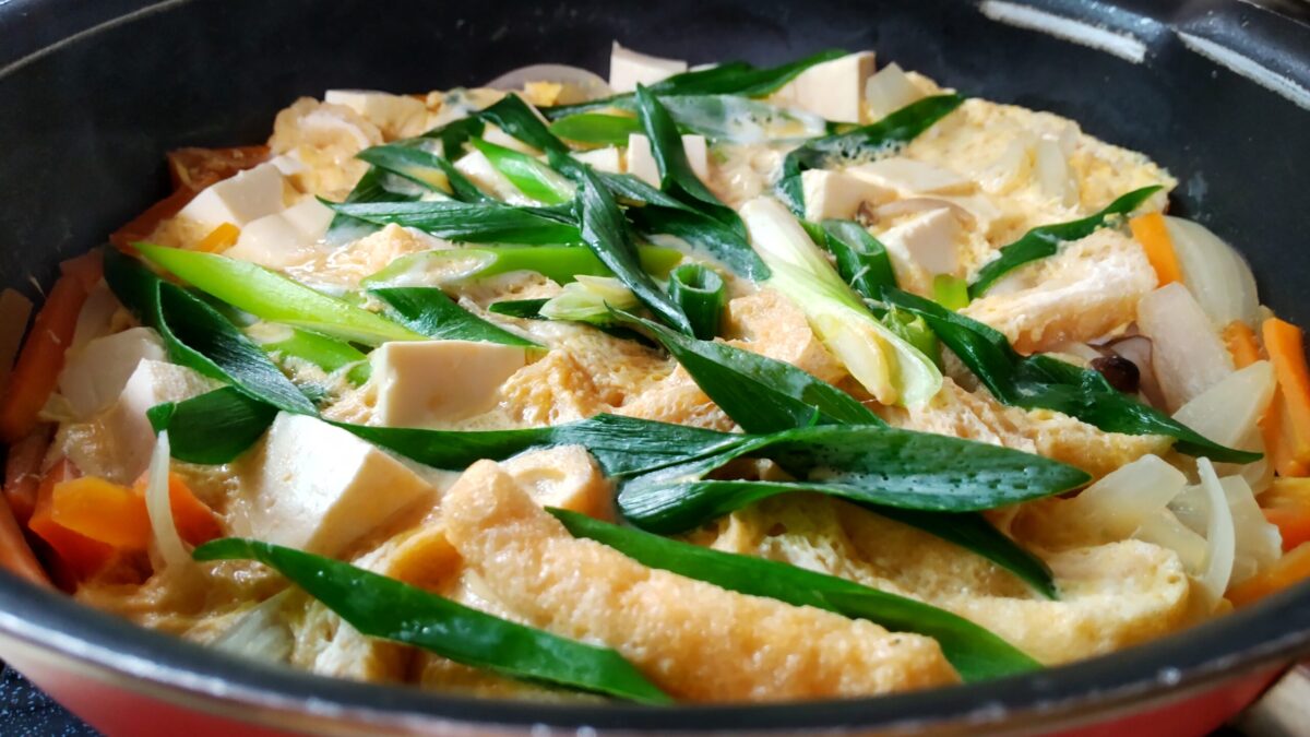 豆腐と油揚げを・・パパッとたまごとじ🍳