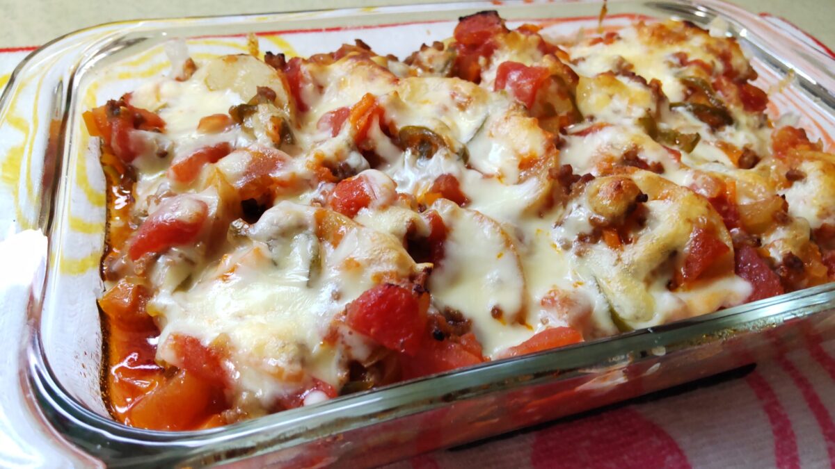 じゃがいもと挽き肉でパパッとじゃがトマチーズ焼き🥔🍅🧀
