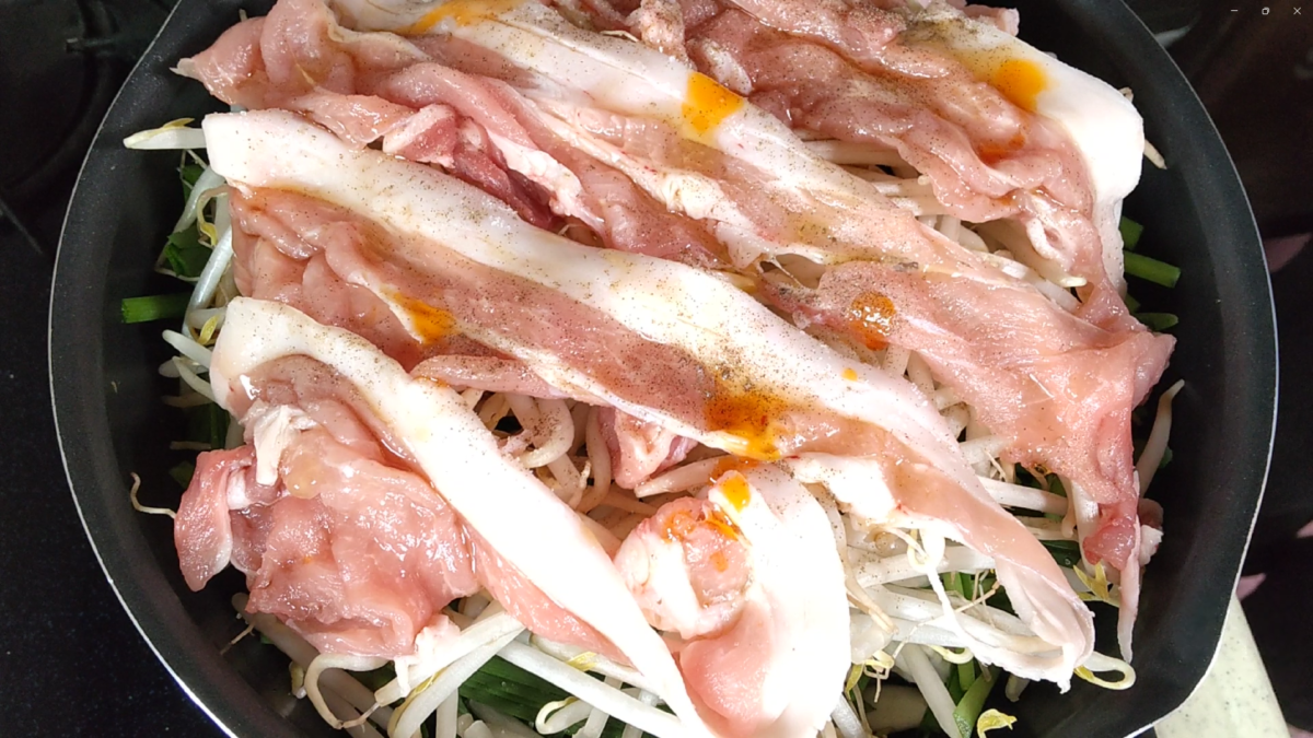 もやしとニラでパパッと豚肉のっけ蒸し
