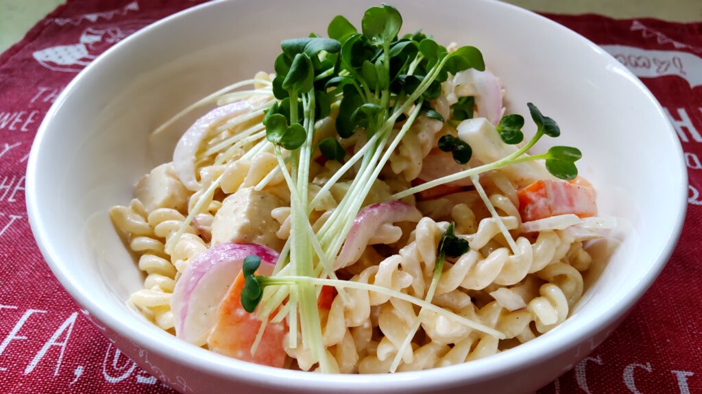 豆腐とレッドオニオンでわさマヨサラダパスタ🥗🍝