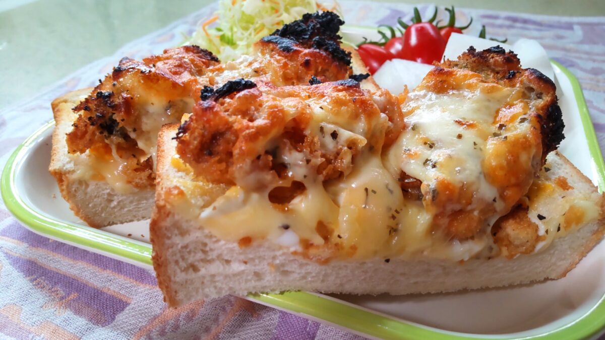 牡蠣フライでパパッととろ～りチーズサンド🥪
