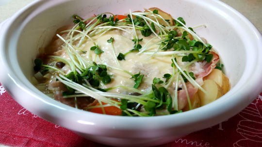 じゃがいもとベーコンでパパッととろけるチーズ雑炊🥔🥕🧅🍲